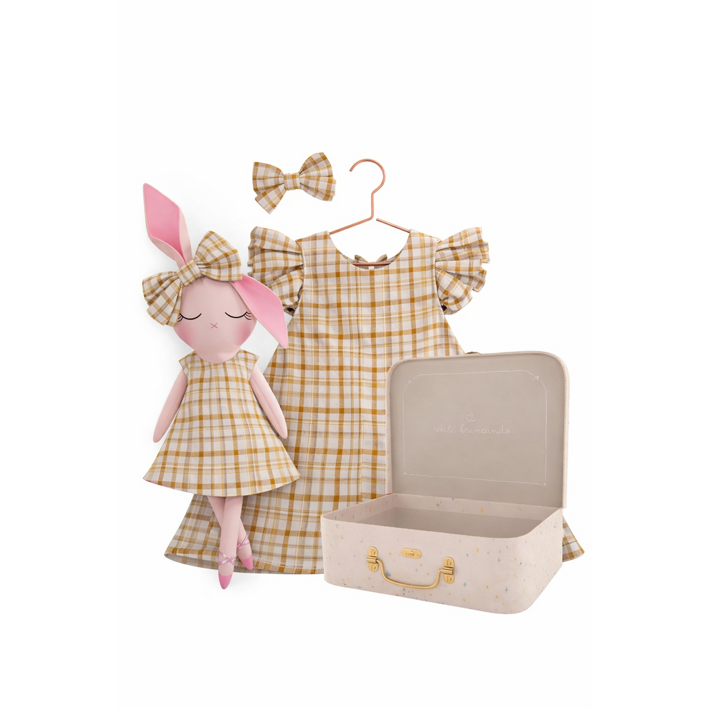 Kit Boneca Coelhinha Chloe Xadrez + Petit Case