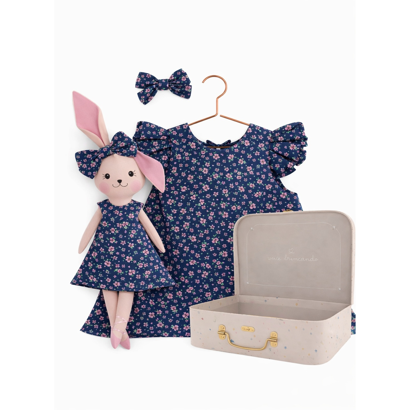 Kit Boneca Coelhinha Chloe Florzinha + Petit Case
