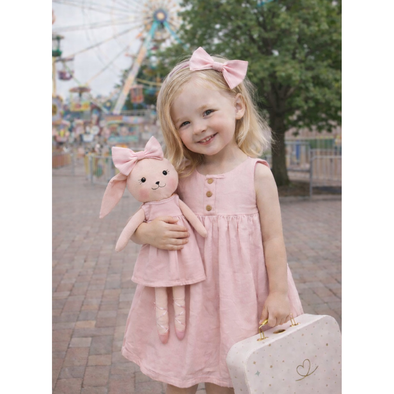 Kit Boneca Coelhinha Chloe Liso Rosa + Petit Case