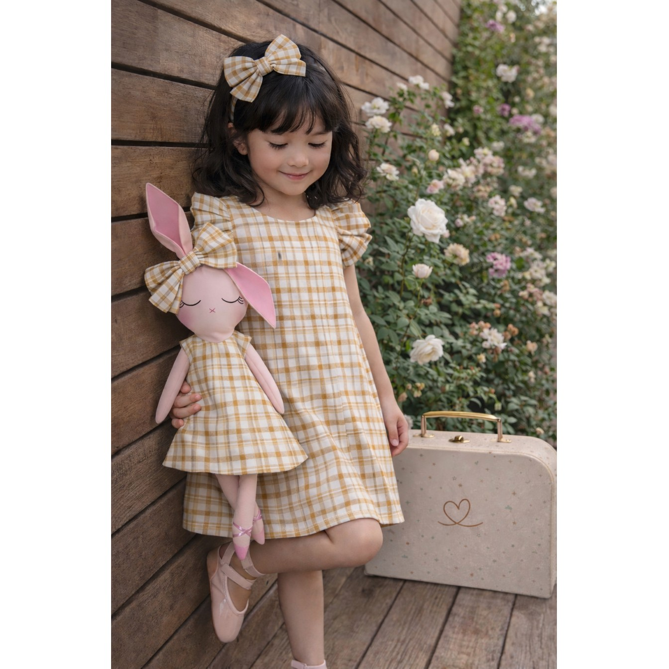 Kit Boneca Coelhinha Chloe Xadrez + Petit Case