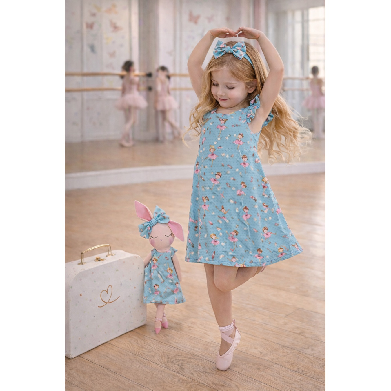 Kit Boneca Coelhinha Chloe Ballet + Petit Case