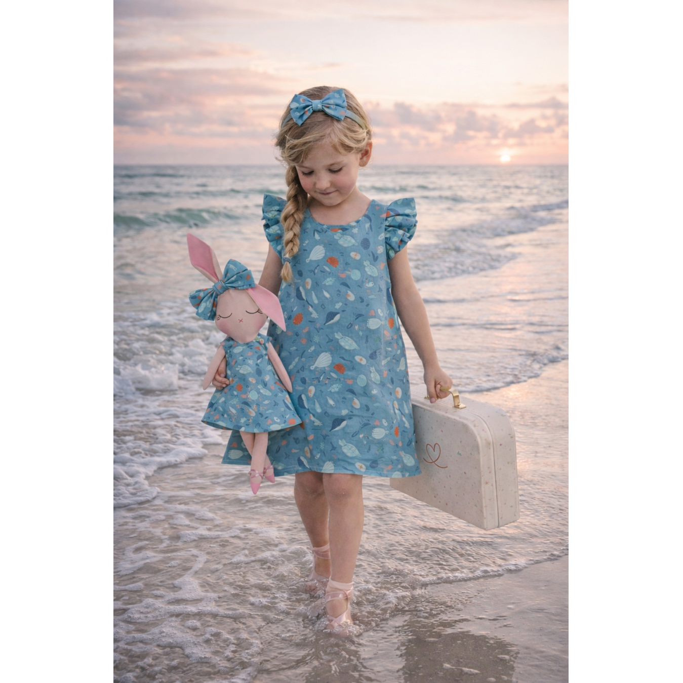 Kit Boneca Coelhinha Chloe Fundo do Mar + Petit Case
